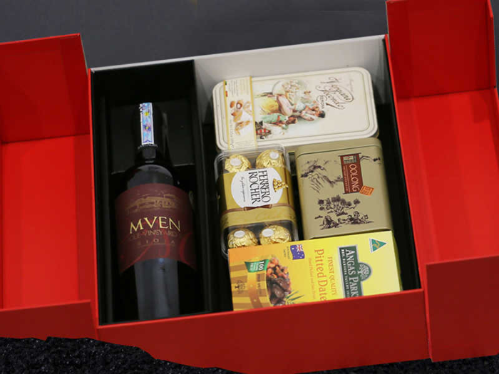 hộp quà Tết bánh kẹo, rượu ngoại là những sản phẩm được nhập khẩu cao cấp từ nước ngoài về