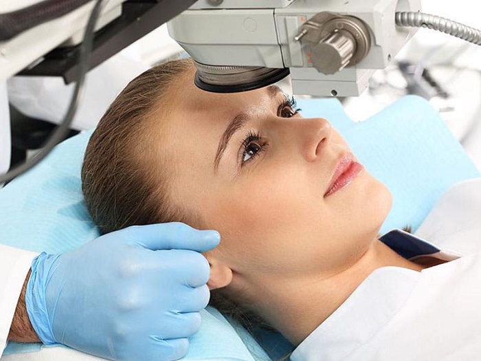 Phương pháp ICL sử dụng một thấu kính mỏng đặt vào trong mắt