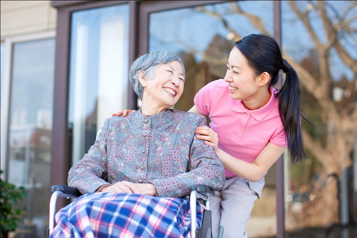 Dịch vụ giúp việc chăm nom người già của trung tâm Hồng Doan sẽ giúp bạn ở bên trò chuyện, tâm sự và chăm sóc cẩn thận cho ông bà