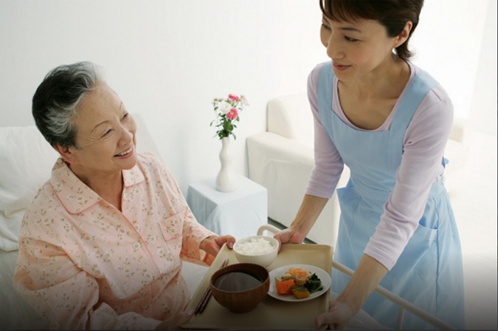 Người chăm bệnh từ trung tâm Hồng Doan sẽ luôn ở bên chăm sóc, theo dõi sát sao bệnh nhân, đảm bảo sức khoẻ về cả thể chất lẫn tinh thần