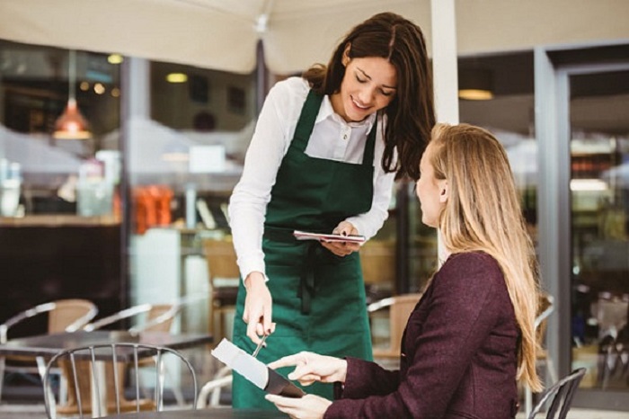 Làm việc cho các nhà hàng, quán cafe, quán ăn thường không yêu cầu kinh nghiệm, bằng cấp nhưng phải có thái độ, cách giao tiếp, ứng xử tốt