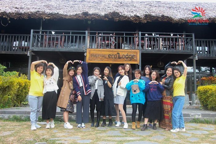 Đoàn du khách công ty tham quan Mai Châu của công ty Du lịch Khát Vọng Việt