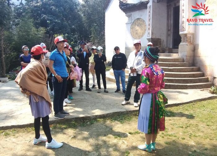 Hướng dẫn viên của Du lịch Khát Vọng Việt mang trang phục người dân miền núi
