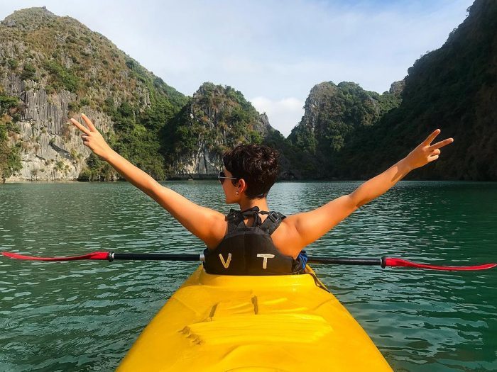 Hoạt động chèo Kayak nổi tiếng khi du lịch đảo Cát Bà