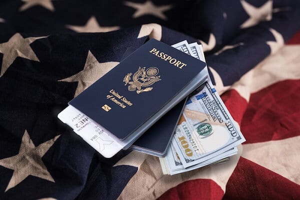 Người sang Mỹ định cư được mang theo bao nhiêu tiền?