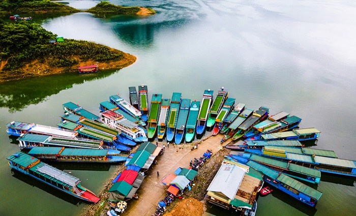 Du lịch Na Hang du khách sẽ được đi thuyền khám phá hồ Na Hang