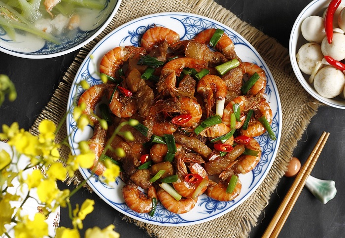 Tôm khô là nguyên liệu chính trong món ăn