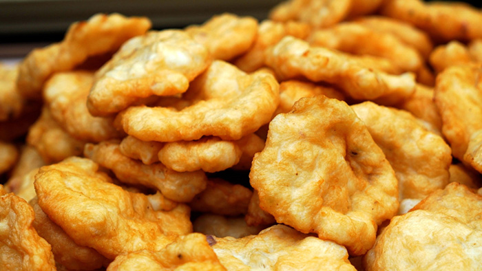 Chả mực ngon thường có màu vàng ruộm tự nhiên