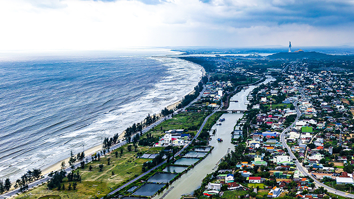 Quảng Ngãi sở hữu nhiều cảnh đẹp hoang sơ, từ biển đảo đến núi rừng, thu hút đông đảo du khách đến tham quan và khám phá mỗi năm.