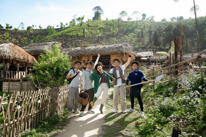 Bản Liền Pine Homestay nổi bật với kiến trúc nhà sàn gỗ truyền thống