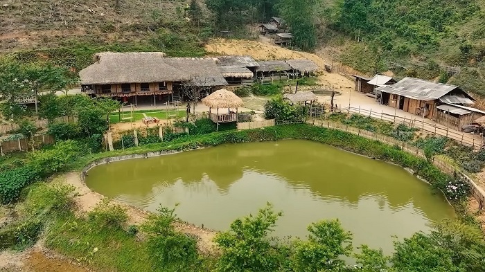 Homestay Vàng A Bình sở hữu vị trí đẹp với tầm nhìn hướng suối