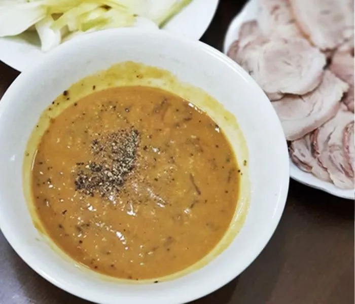 Rươi sau khi làm sạch được trộn cùng muối và gia vị để bắt đầu quá trình ủ mắm.