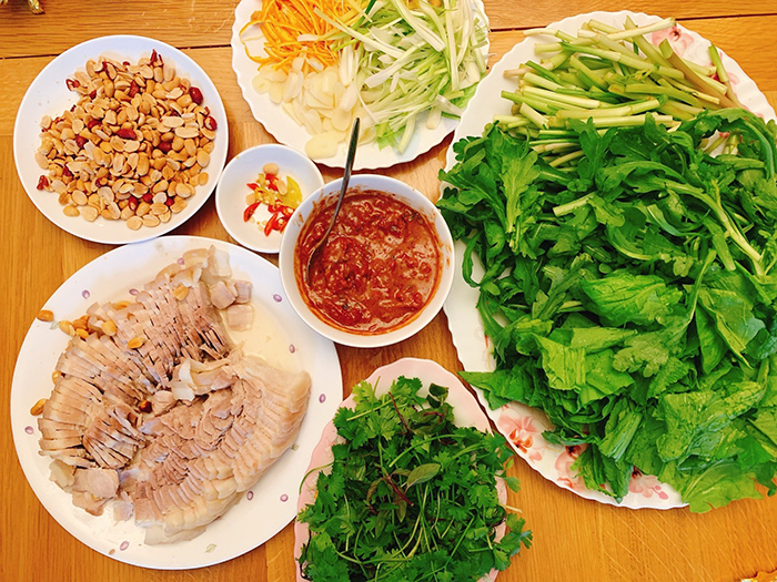 Mắm rươi pha tỏi ớt chấm rau luộc, thịt luộc – món ăn quen thuộc của nhiều gia đình miền Bắc.