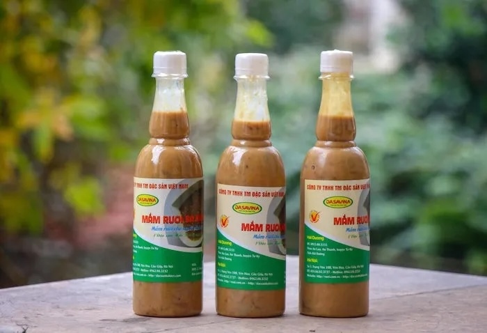 Sản phẩm mắm rươi đóng chai của Dasavina tiện lợi, dễ bảo quản và sử dụng.