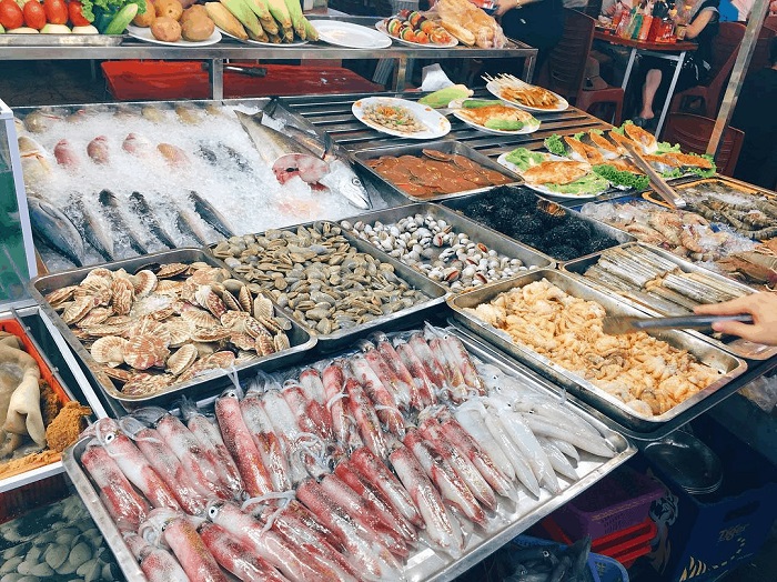 Mua mực tại chợ truyền thống 