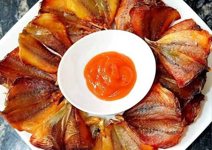 Nên bảo quản nơi khô ráo hoặc trong ngăn mát tủ lạnh, đồng thời chế biến chín kỹ để đảm bảo hương vị và chất lượng món ăn.