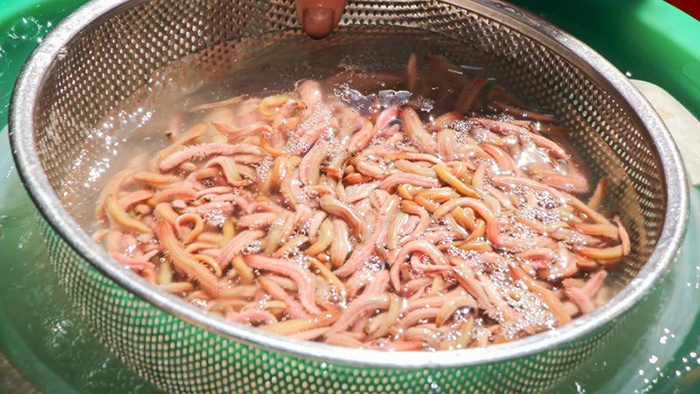 Kết hợp nguyên liệu vừa đủ giúp món ăn giữ được độ béo ngậy và hương vị tự nhiên của rươi.